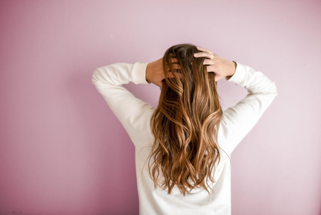 Co kupić w aptece na wypadanie włosów: skuteczne środki do walki z problemem